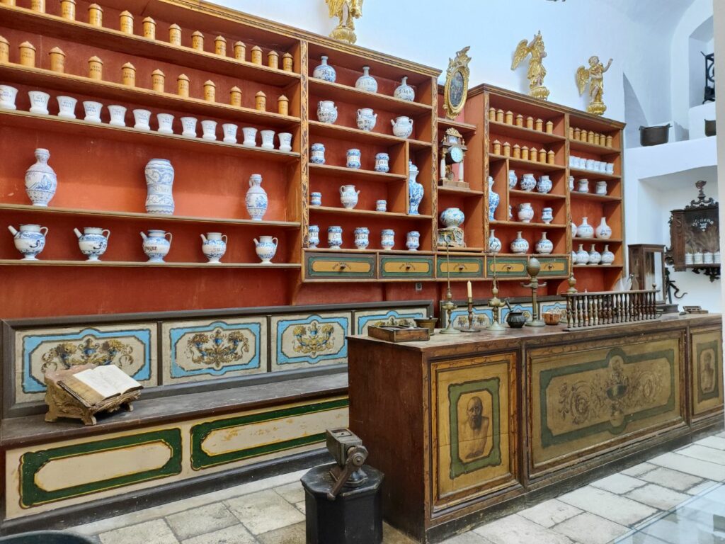 farmacia y monasterio-franciscano