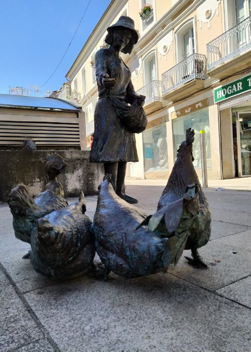 escultura mujer con gallinas pontevedra